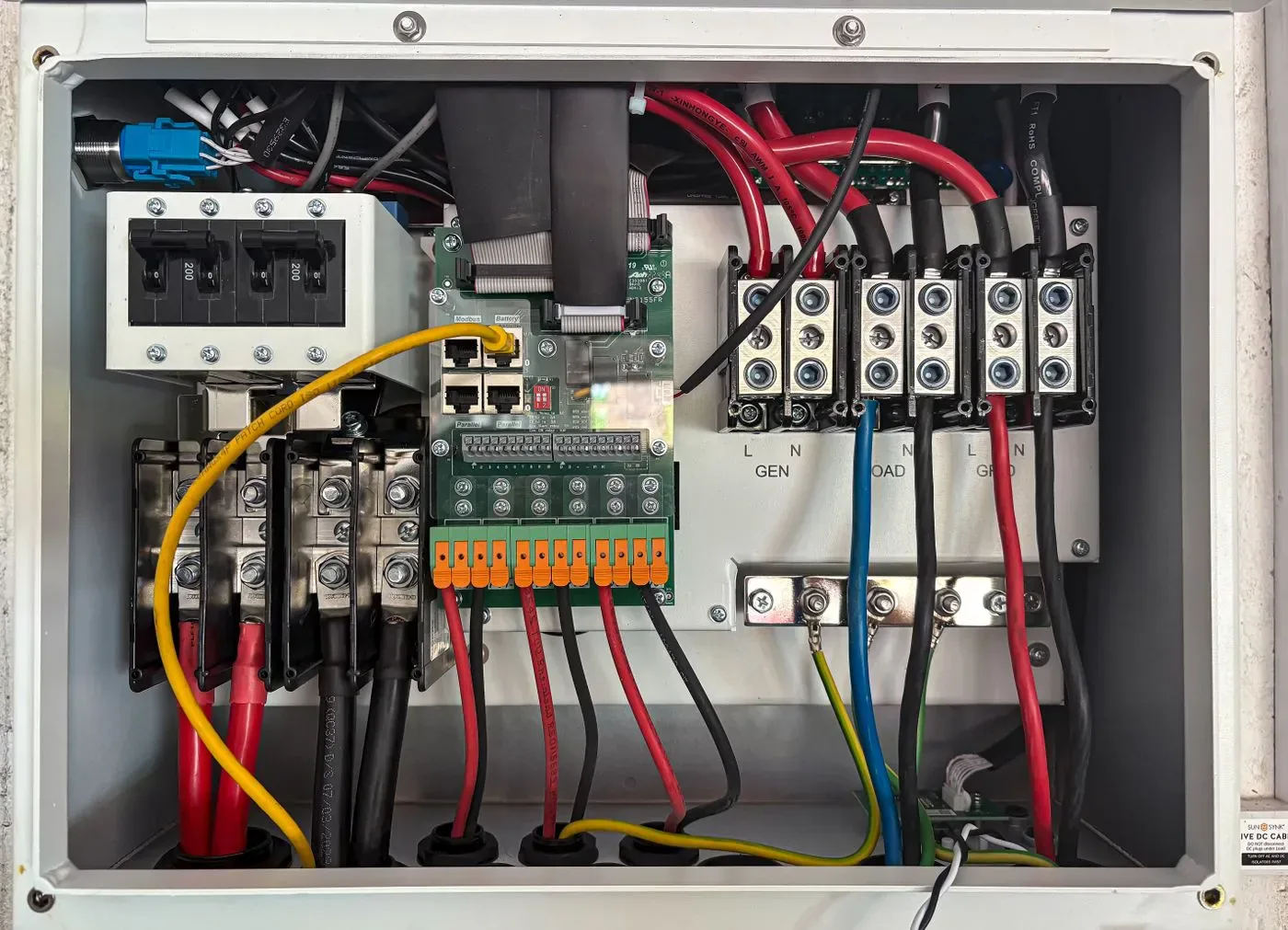 Électricien posant un appareillage connecté dans un logement de Seine-et-Marne (77)