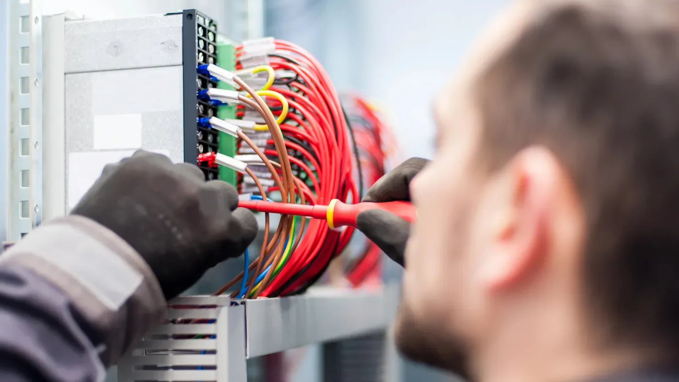 Pose d'un interrupteur connecté lors d'une intervention en Seine-et-Marne